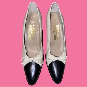Salvatore Ferragamo classic cream heels w/ black cap toe, w/bows, size 8.5 A